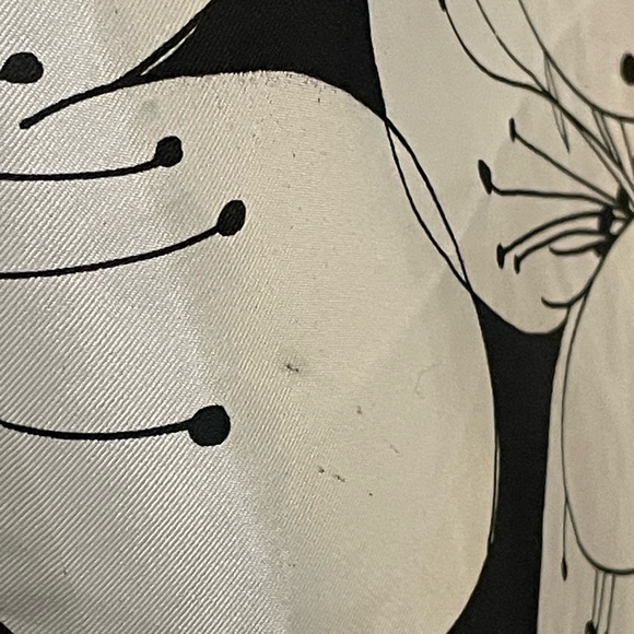 Vintage Vera Scarf Chic Black White Hibiscus Print 26 In Sq Very Good Condition - Picture 9 of 10